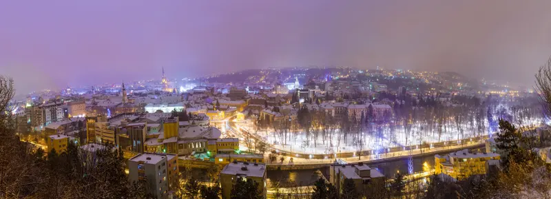 Clujul iarna, noaptea, văzut de sus, cu parcul luminat