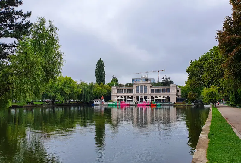 Lacul din Parcul Central, cu clădirea Chioșcului și hidrobiciclete la mal