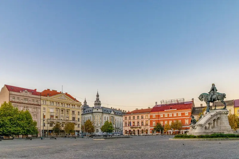 Piața Unirii din Cluj-Napoca, cu statuia ecvestră a lui Matei Corvin, la apus